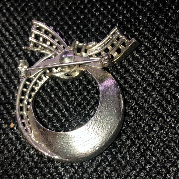 Elegant Silver Brooch with Bow Design - Picture 2 of 5